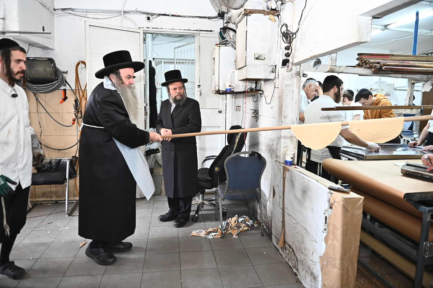 הגה"צ רבי סיני הלברשטאם באפיית המצות