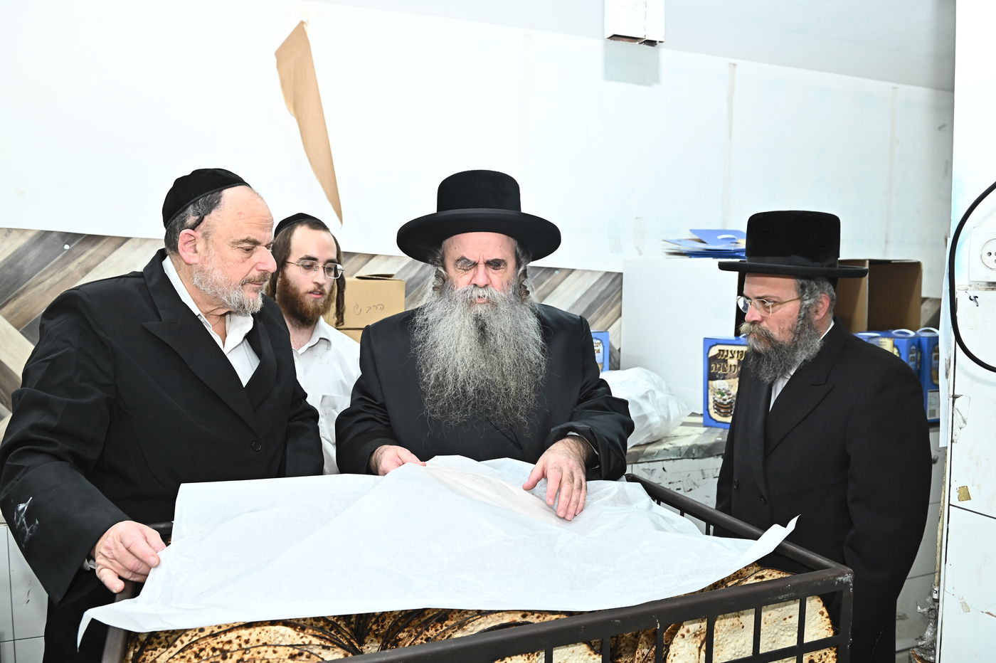 הגה"צ רבי סיני הלברשטאם באפיית המצות