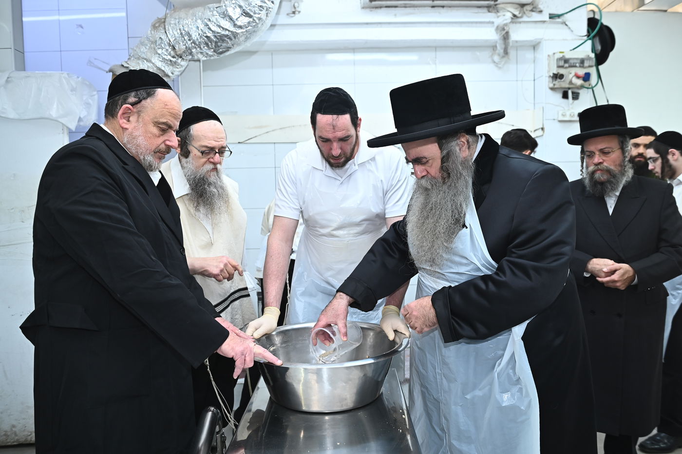 הגה"צ רבי סיני הלברשטאם באפיית המצות