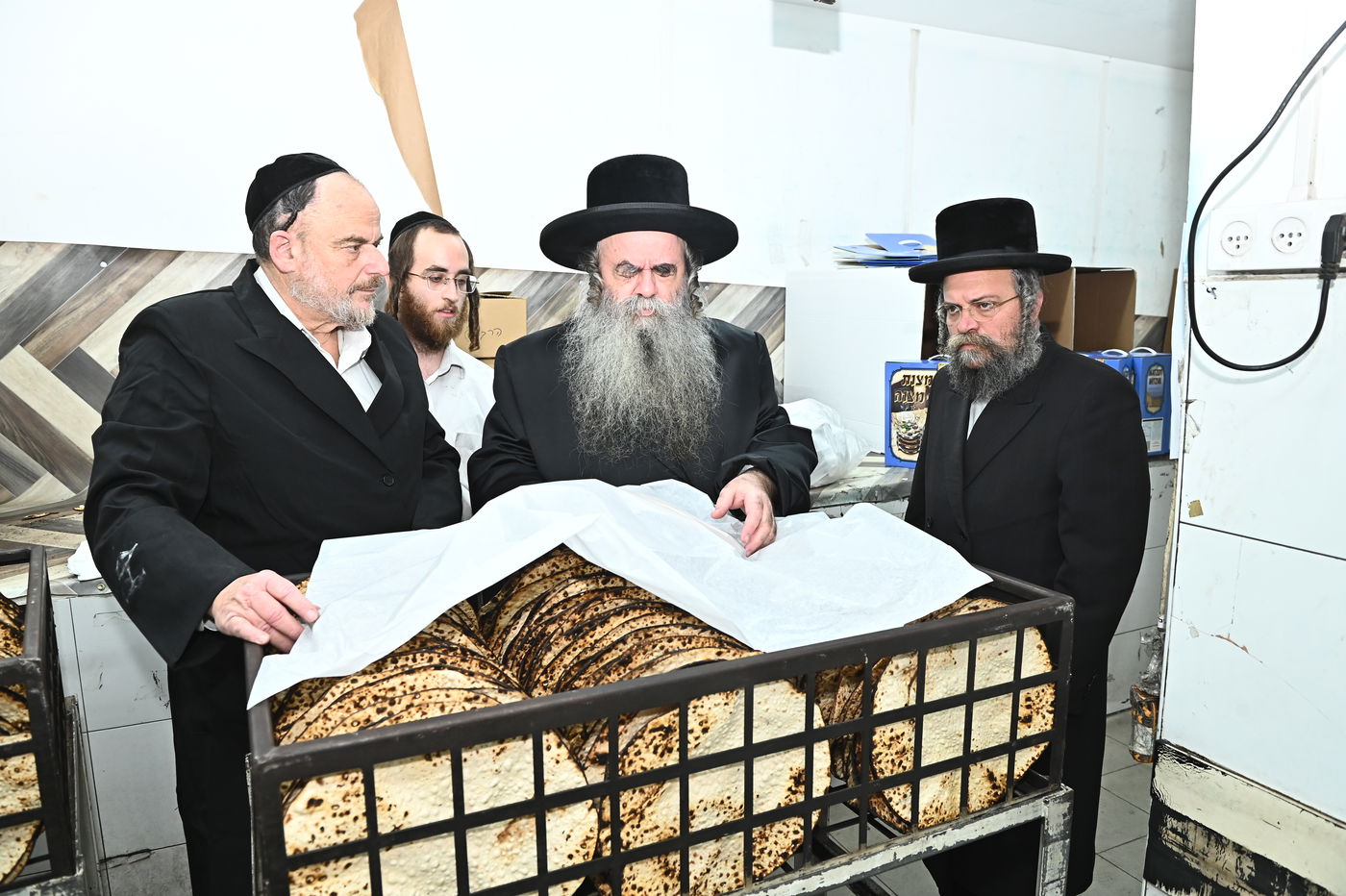 הגה"צ רבי סיני הלברשטאם באפיית המצות