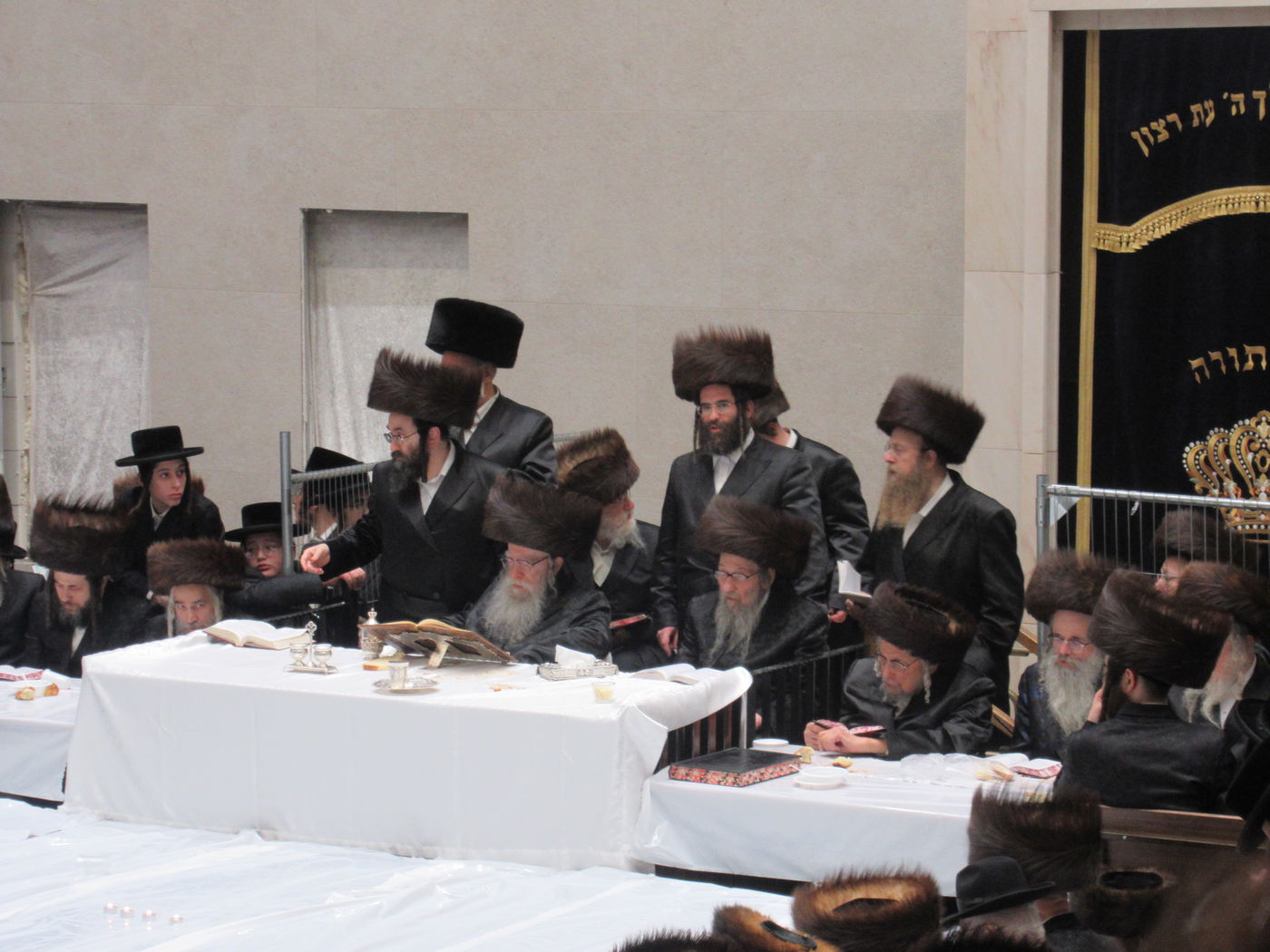 הגה"צ דומ"ץ סאטמר במלווה מלכה בפשעווארסק