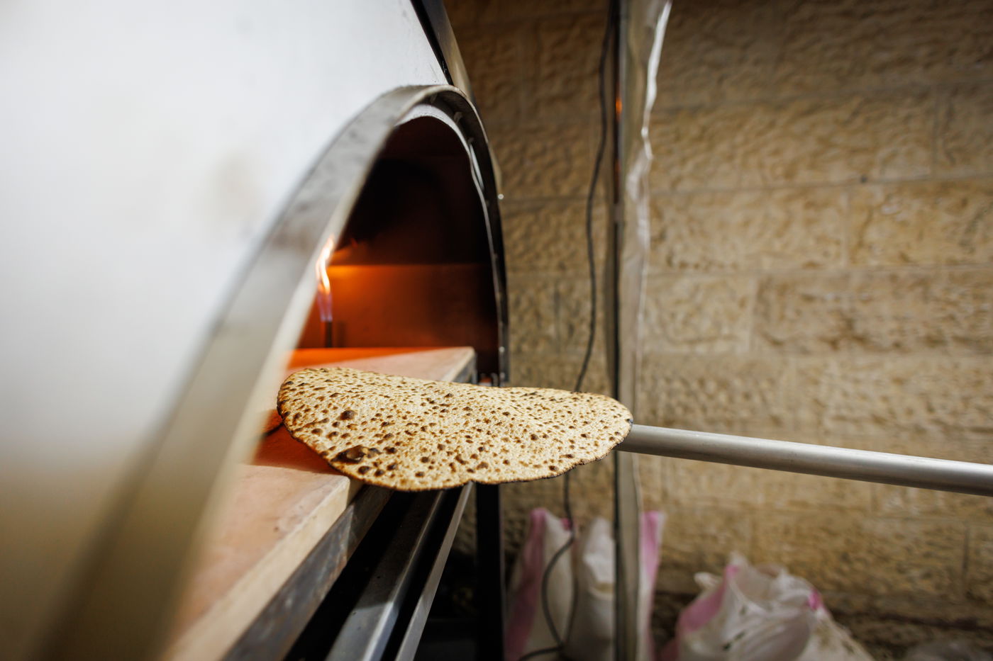 הגר"מ שטרנבוך באפיית מצות