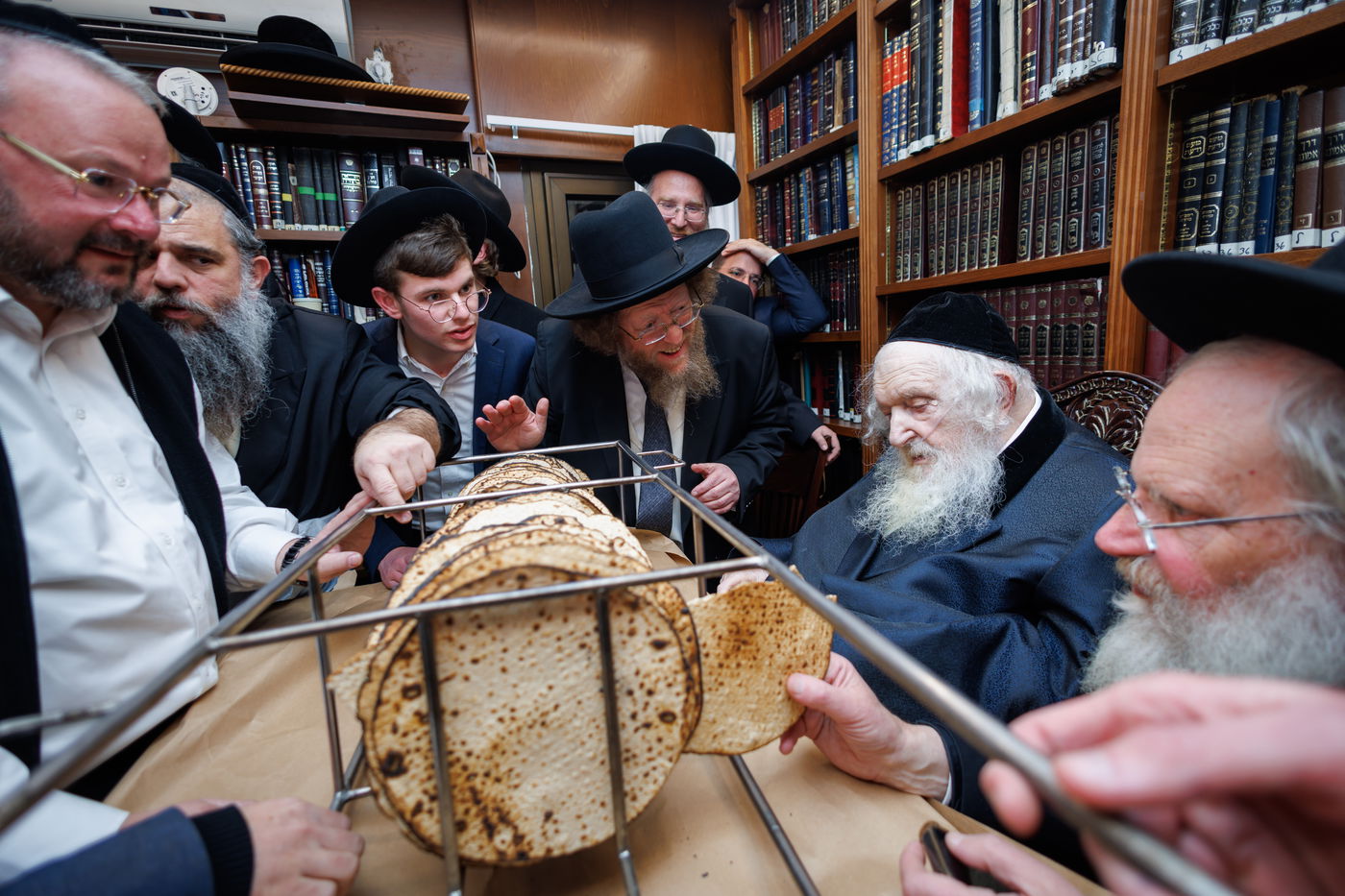 הגר"מ שטרנבוך באפיית מצות