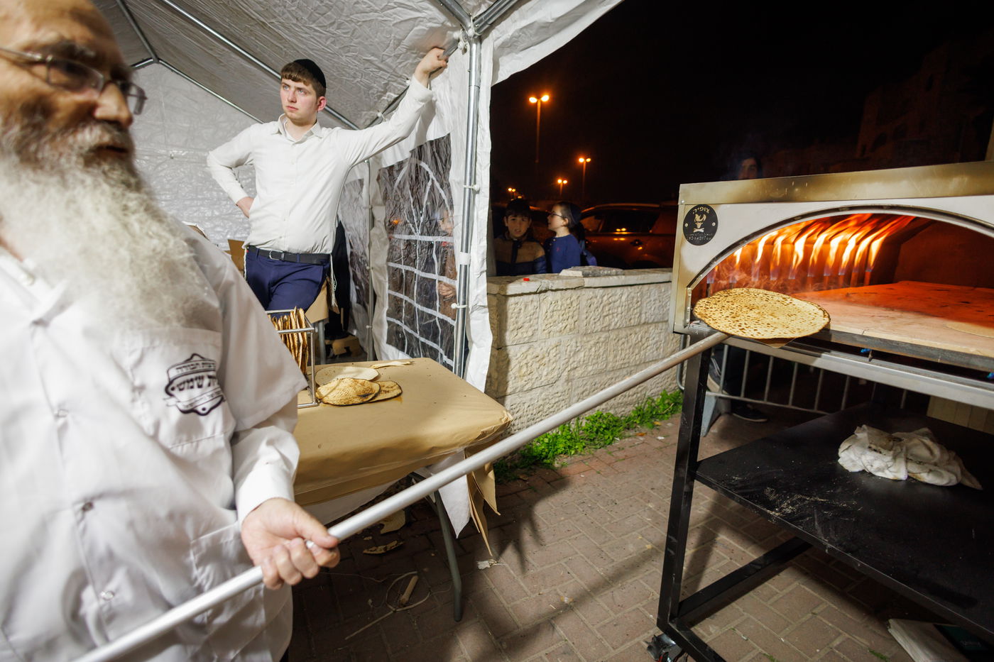 הגר"מ שטרנבוך באפיית מצות