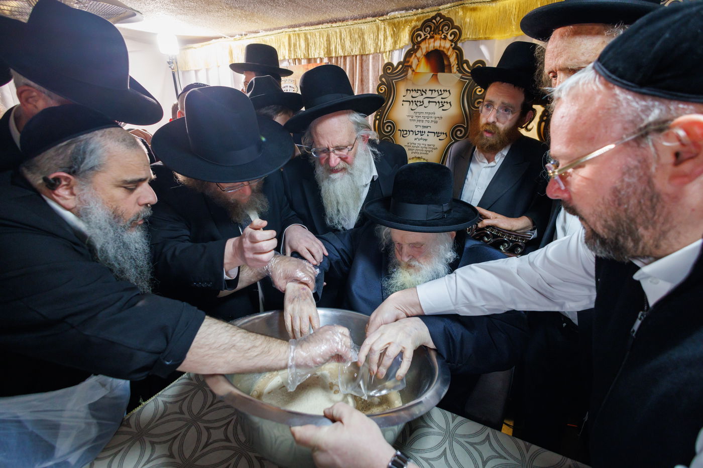 הגר"מ שטרנבוך באפיית מצות