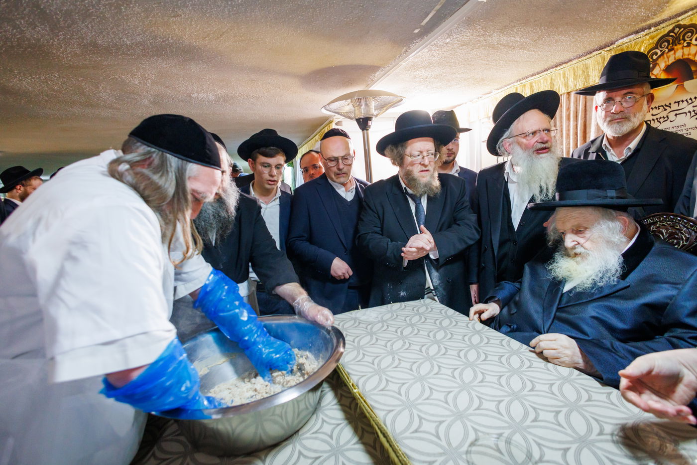 הגר"מ שטרנבוך באפיית מצות