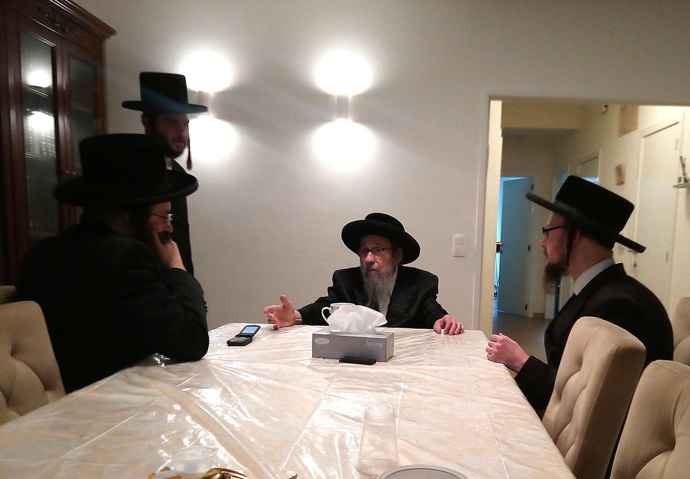  דומ"ץ סאטמר, הגה"צ רבי געציל בערקוביץ עם דייני סאטמר באנטווערפן