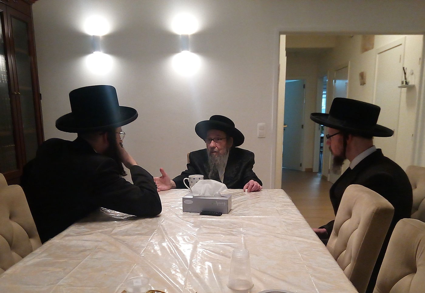  דומ"ץ סאטמר, הגה"צ רבי געציל בערקוביץ עם דייני סאטמר באנטווערפן