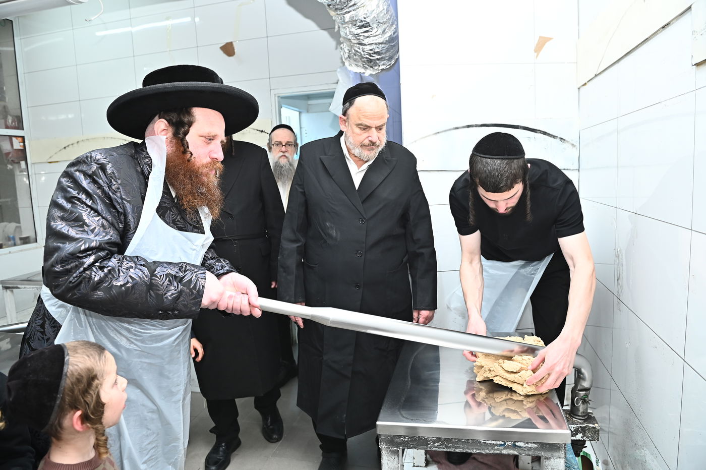 האדמו"ר ממיאלען באפיית המצות