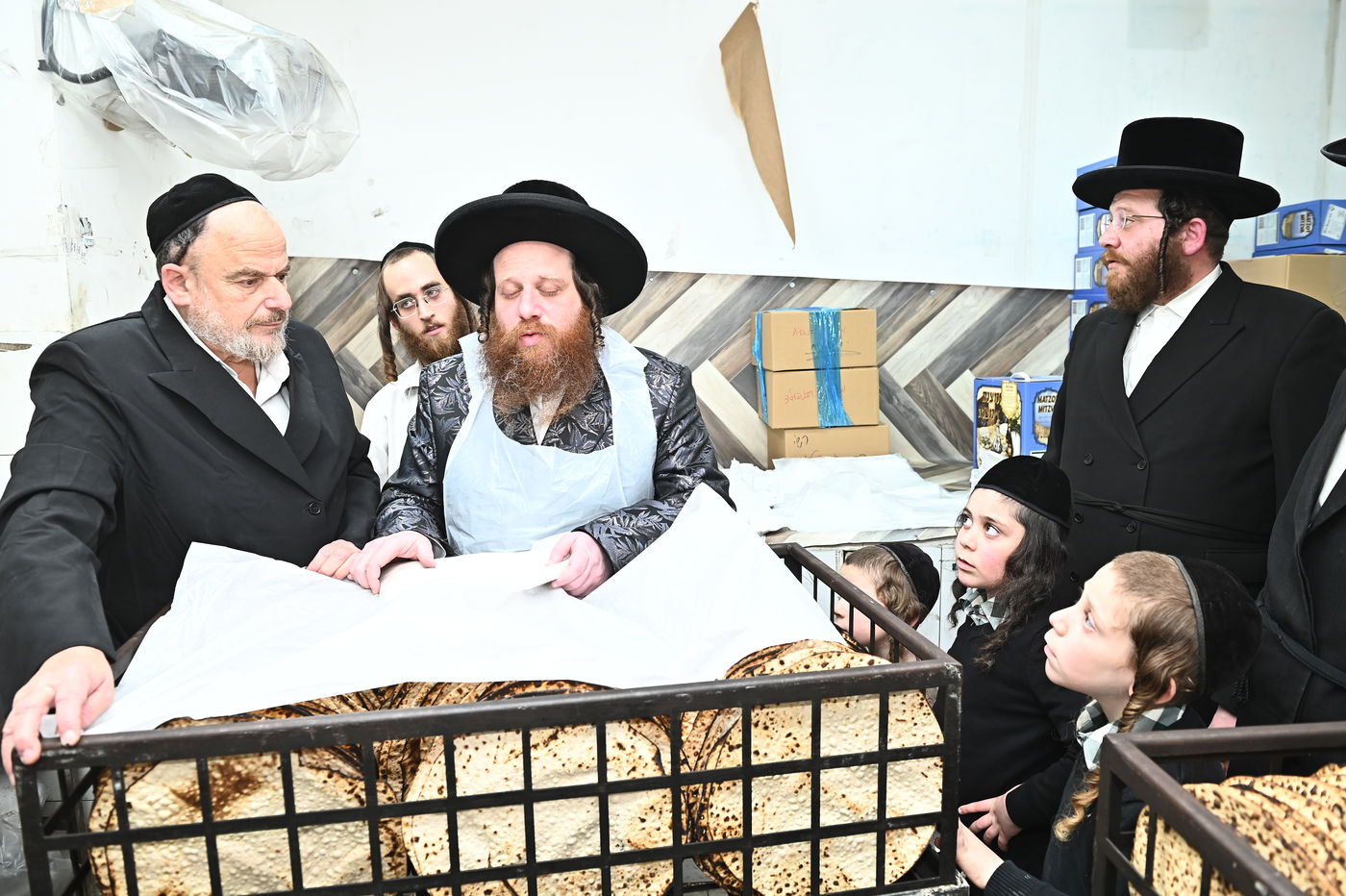 האדמו"ר ממיאלען באפיית המצות