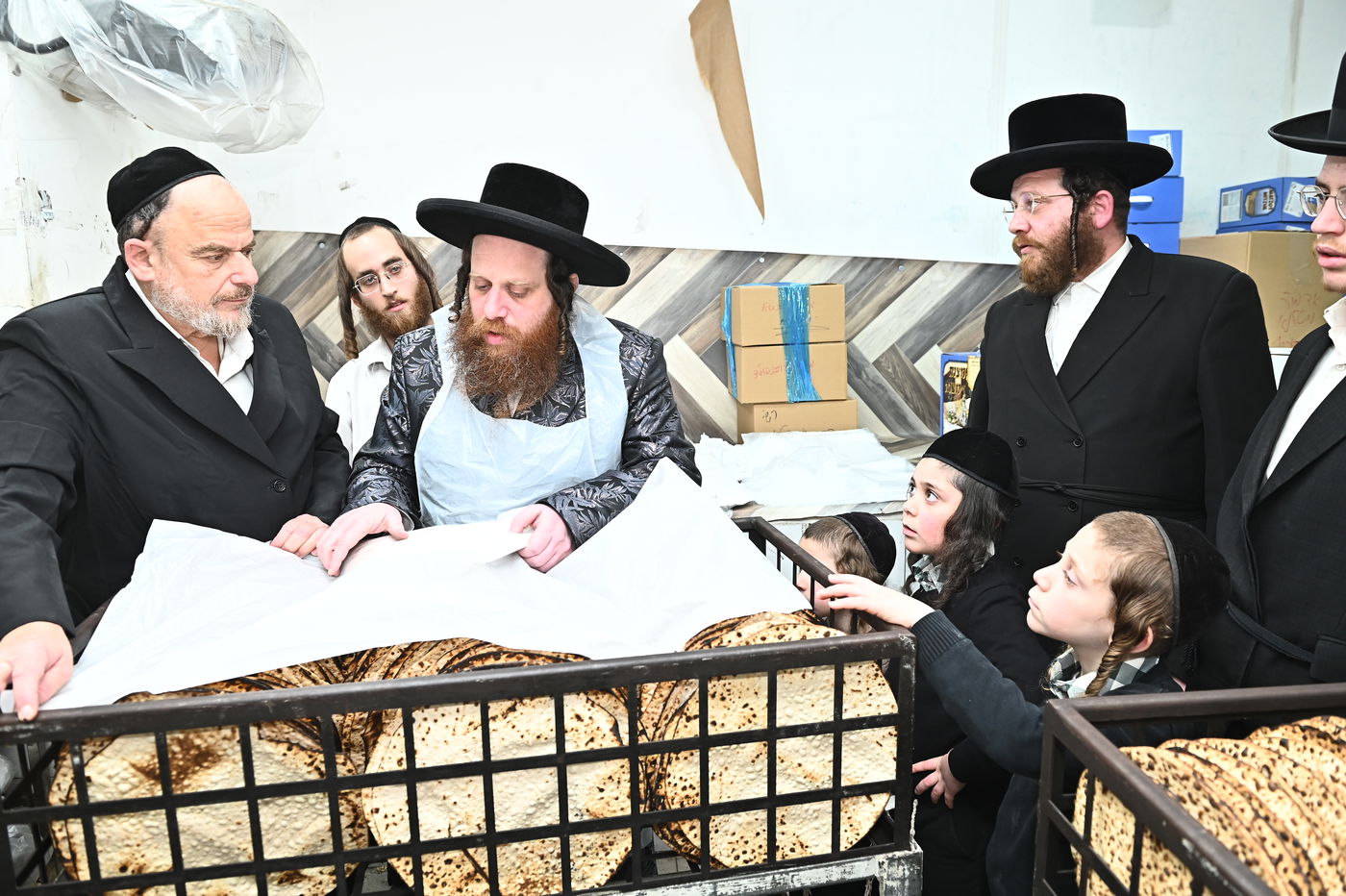 האדמו"ר ממיאלען באפיית המצות