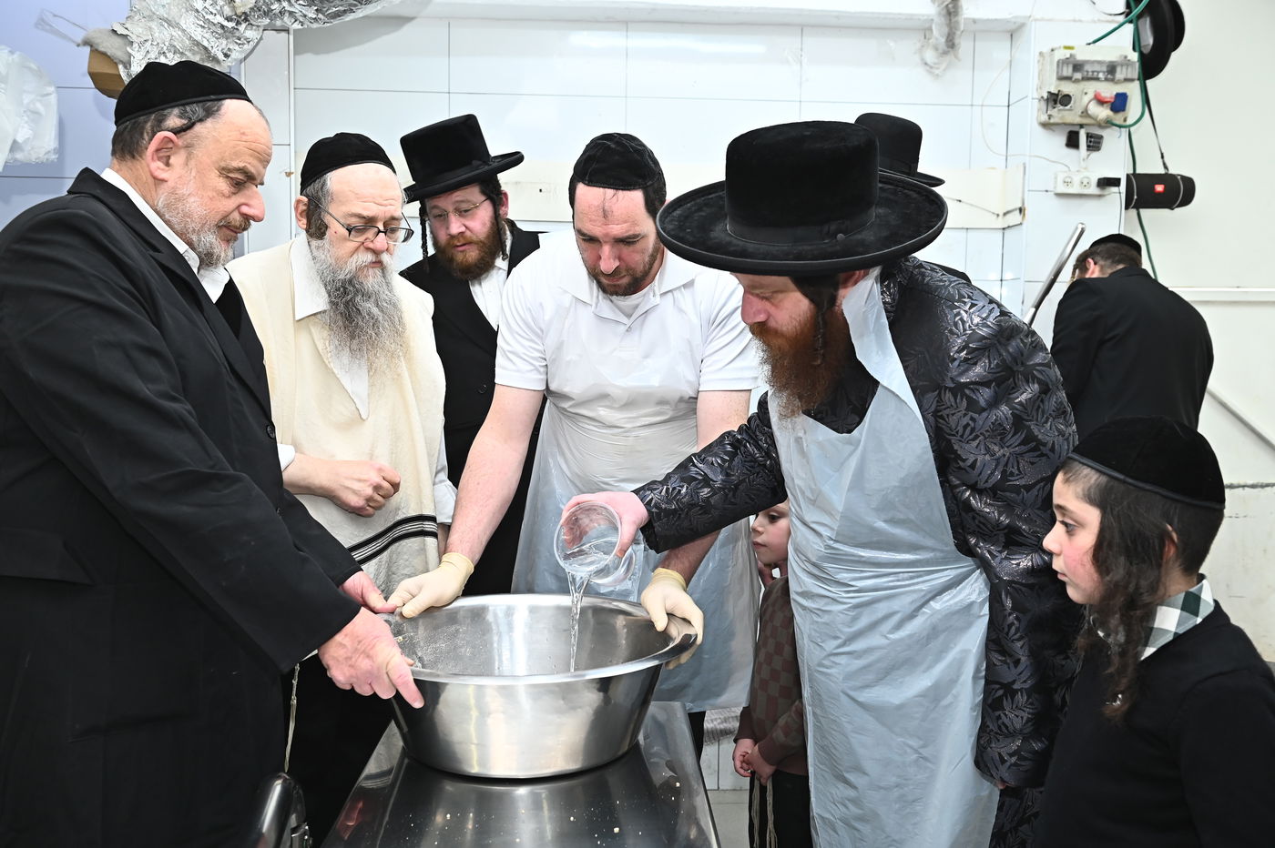 האדמו"ר ממיאלען באפיית המצות