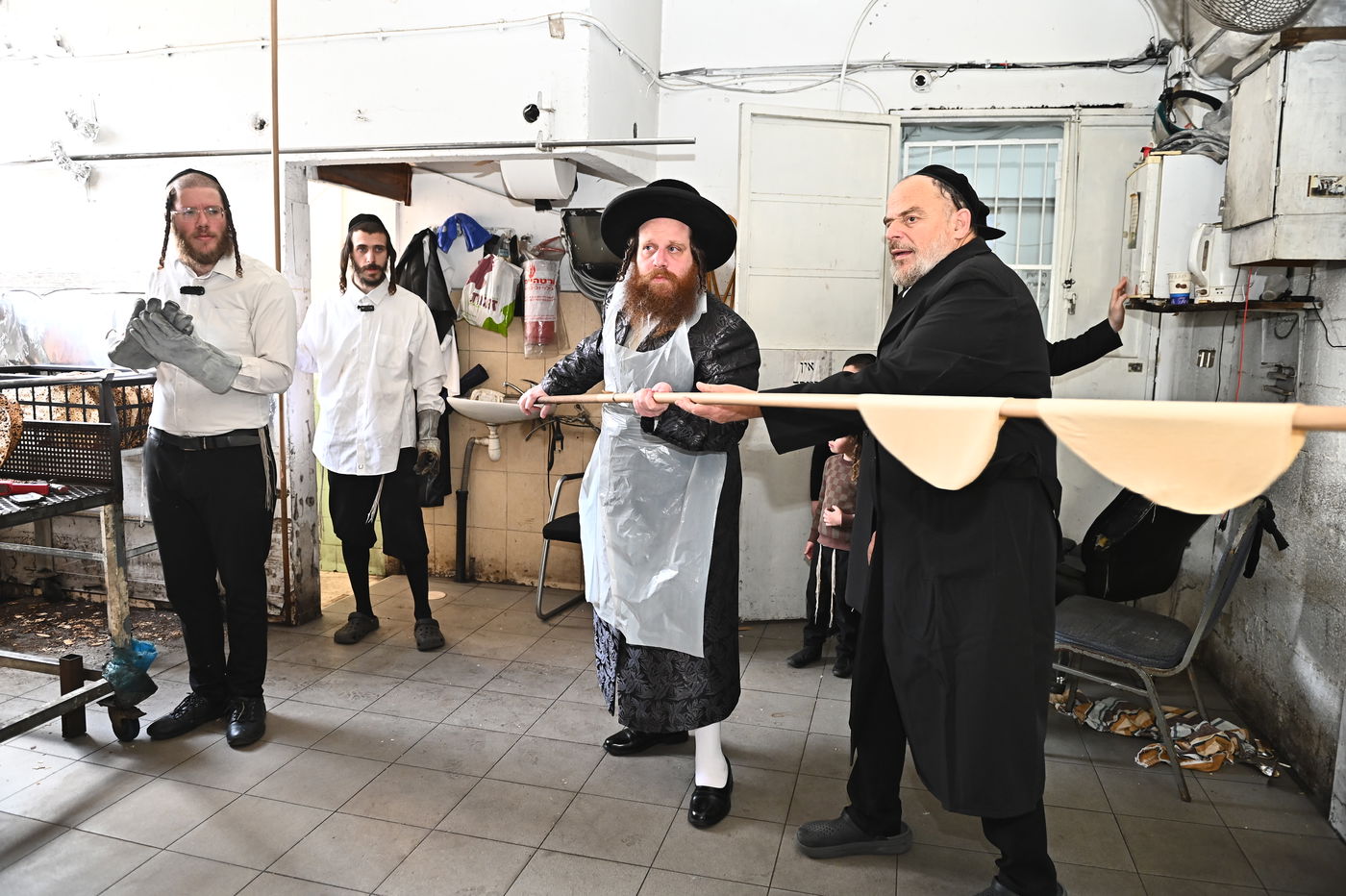 האדמו"ר ממיאלען באפיית המצות