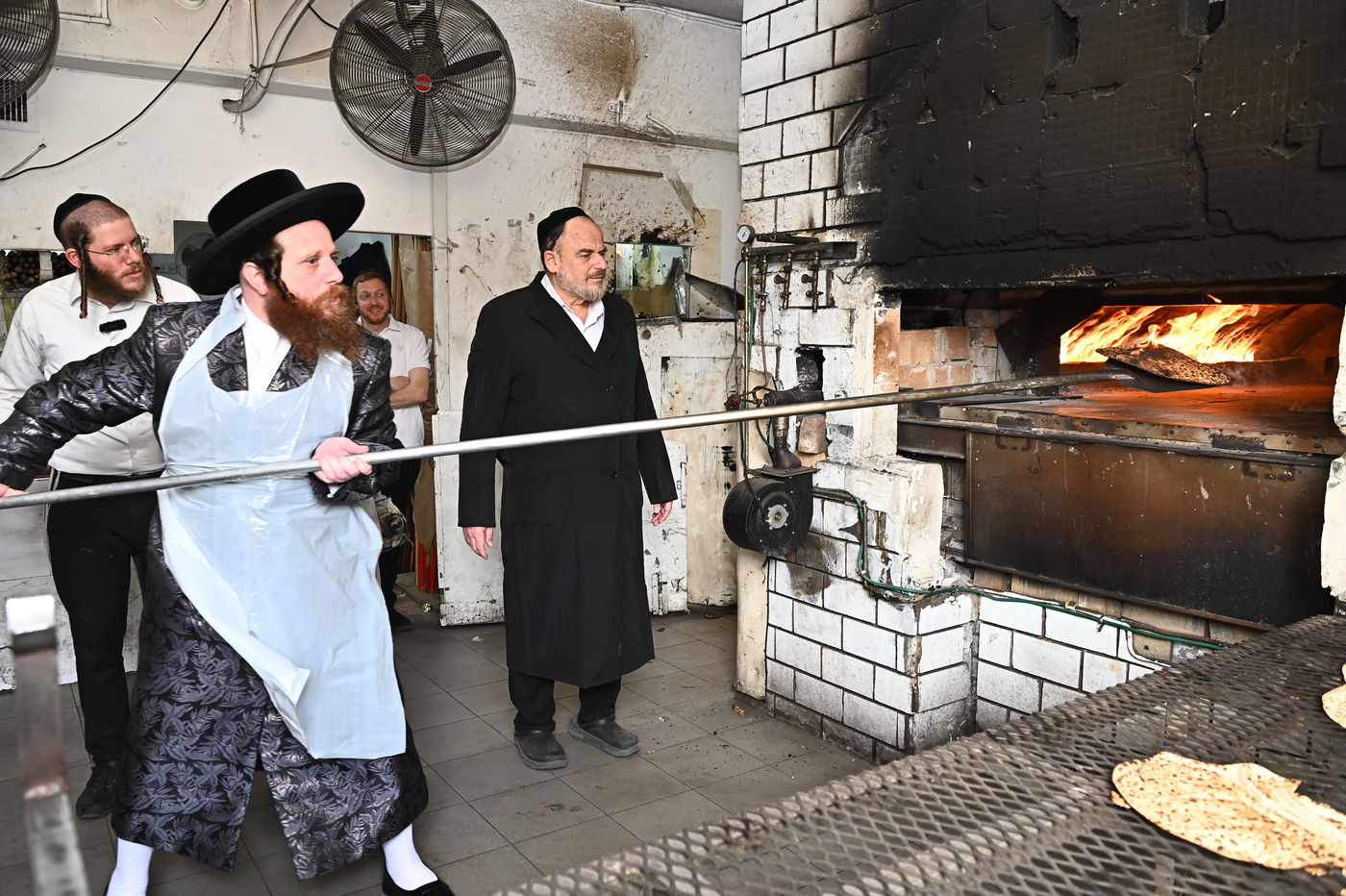 האדמו"ר ממיאלען באפיית המצות