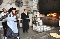 האדמו"ר ממיאלען באפיית המצות