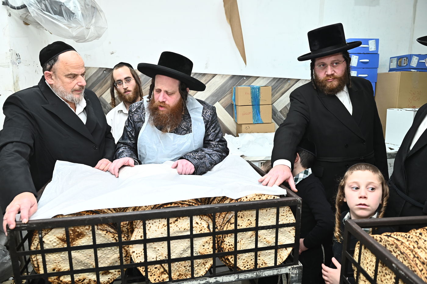 האדמו"ר ממיאלען באפיית המצות