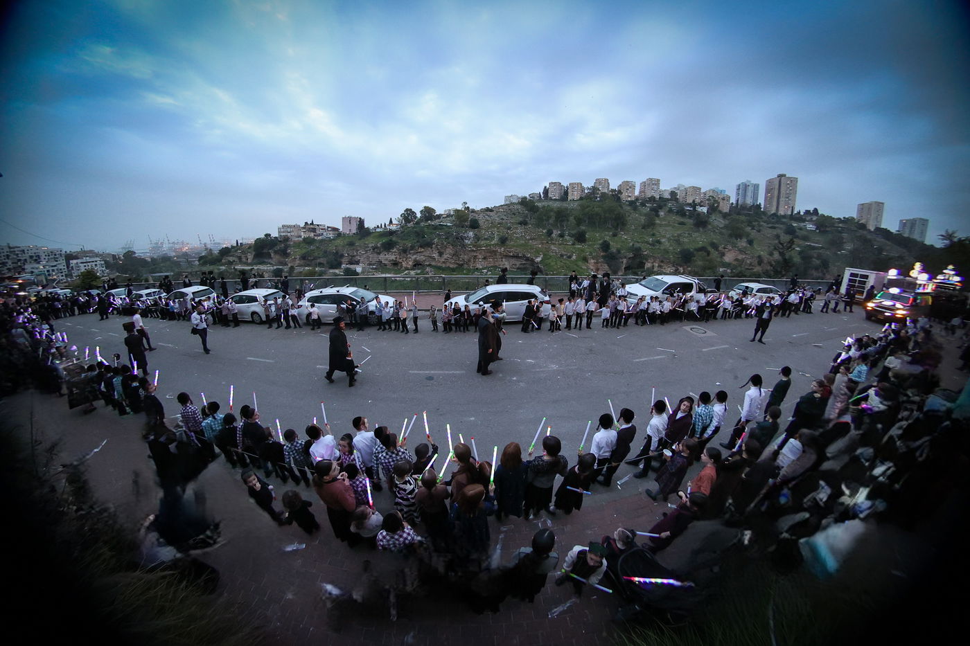 הכנסת ס"ת לקהל חסידים בחיפה