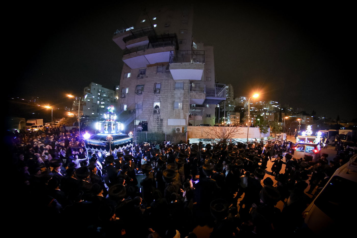 הכנסת ס"ת לקהל חסידים בחיפה