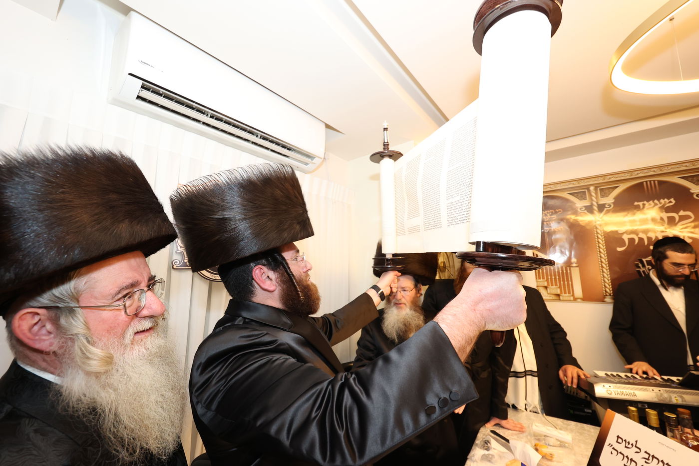 הכנסת ס"ת לקהל חסידים בחיפה