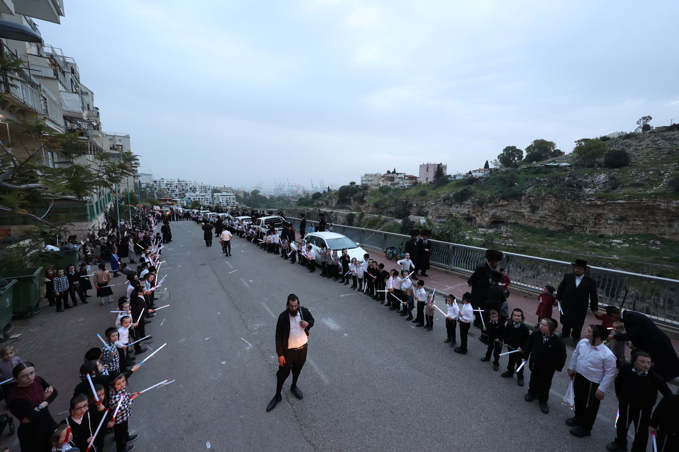 הכנסת ס"ת לקהל חסידים בחיפה
