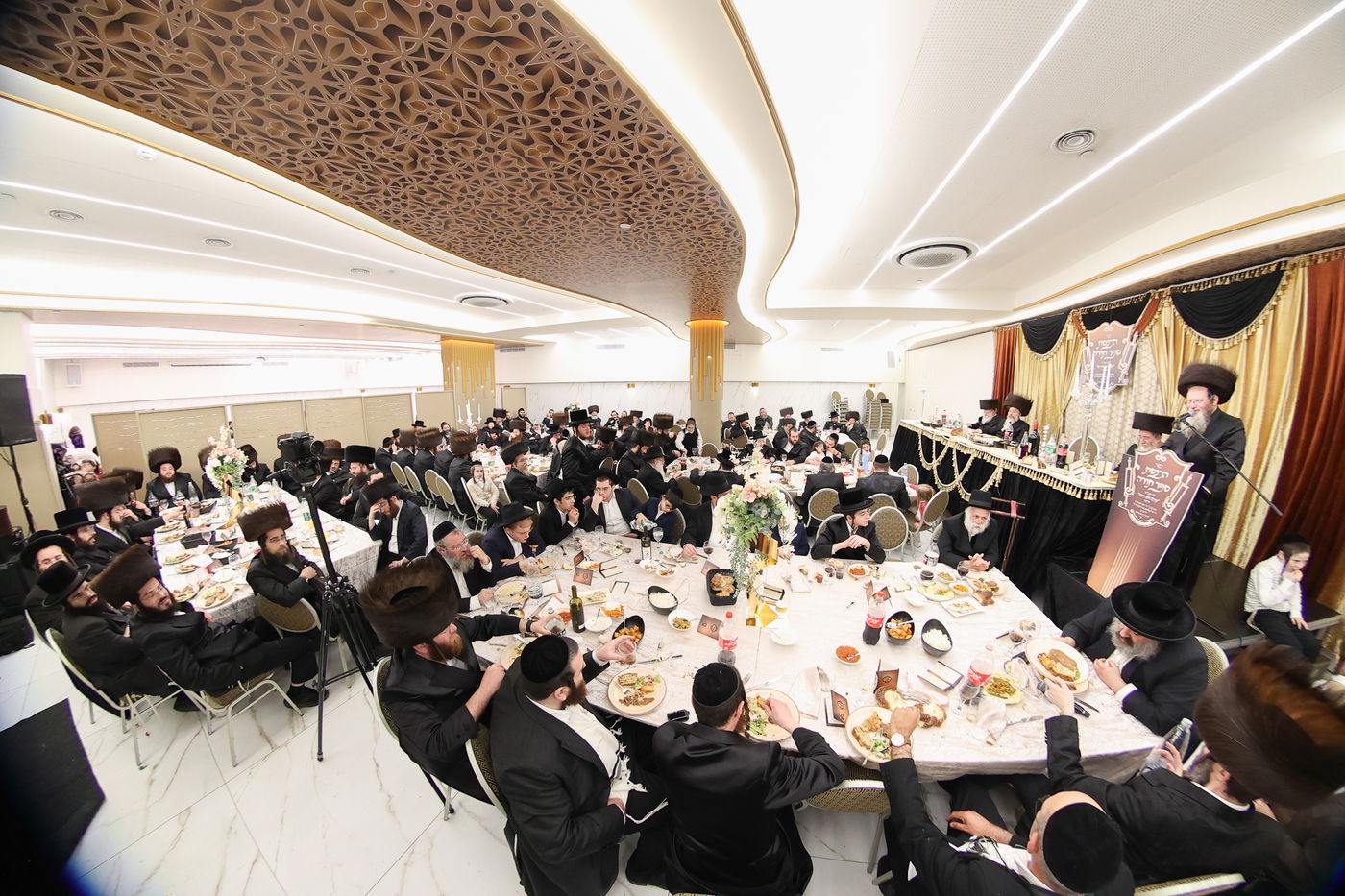 הכנסת ס"ת לקהל חסידים בחיפה