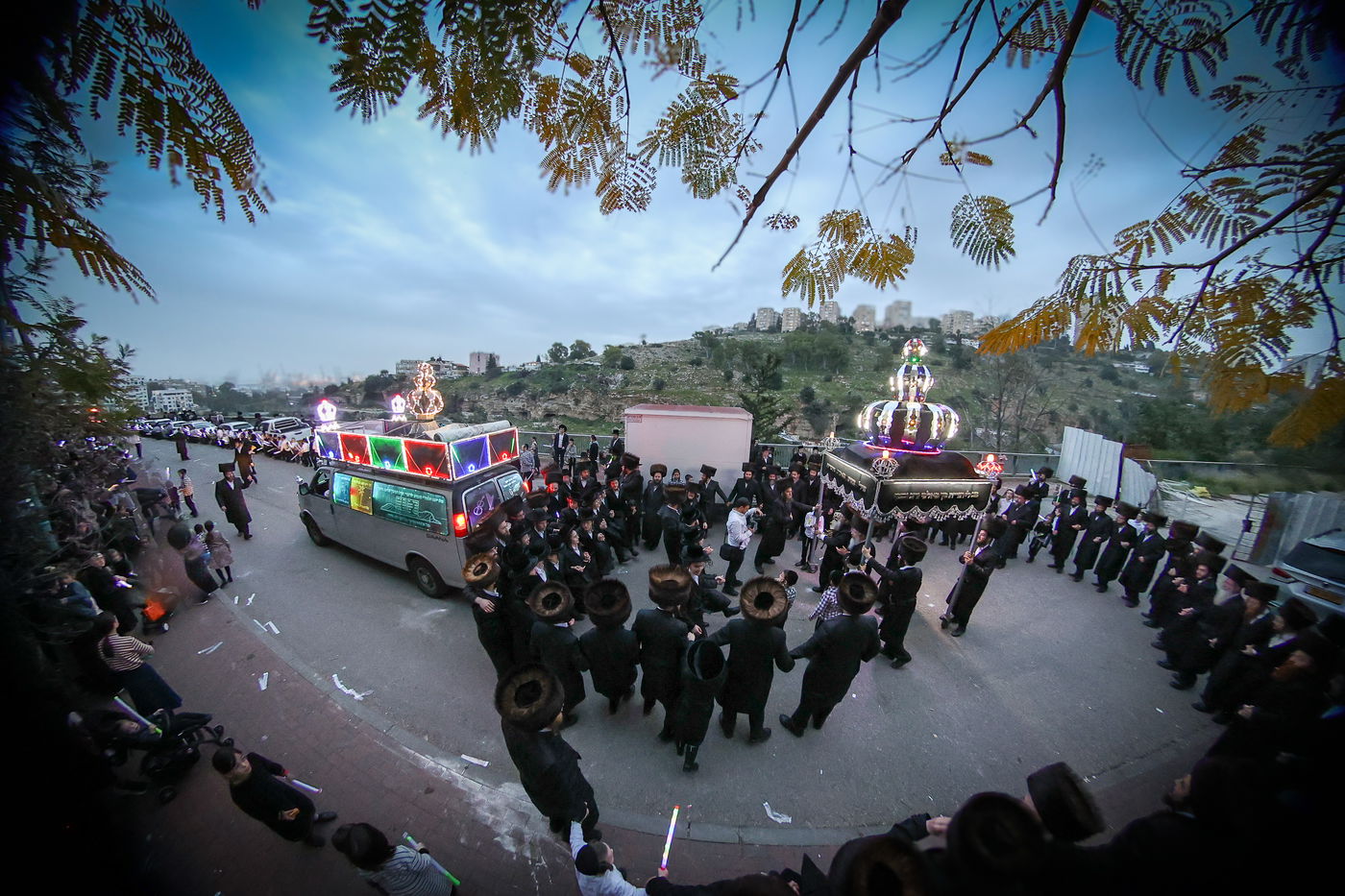 הכנסת ס"ת לקהל חסידים בחיפה