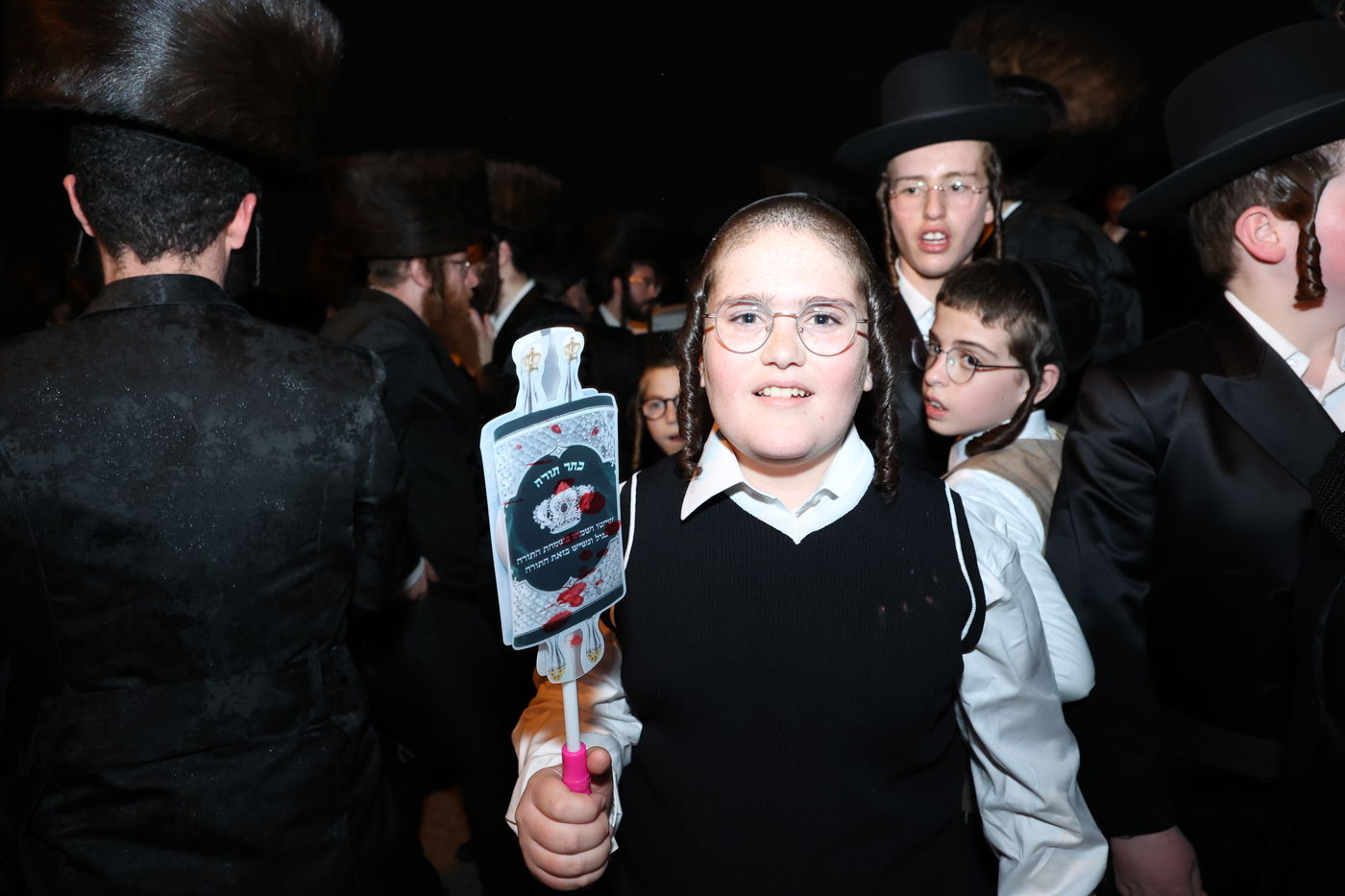 הכנסת ס"ת לקהל חסידים בחיפה