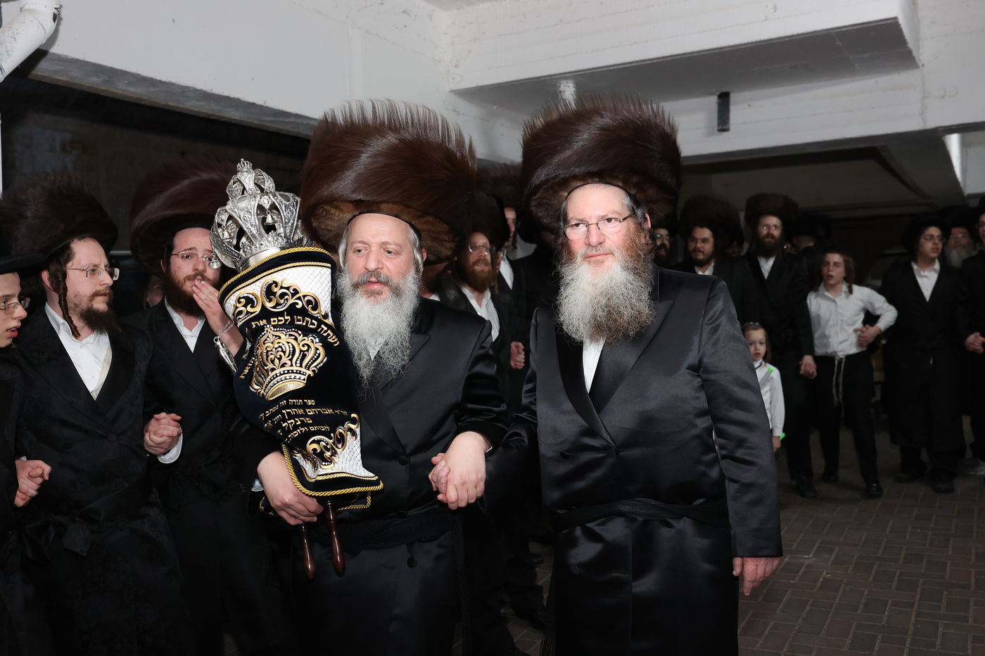 הכנסת ס"ת לקהל חסידים בחיפה