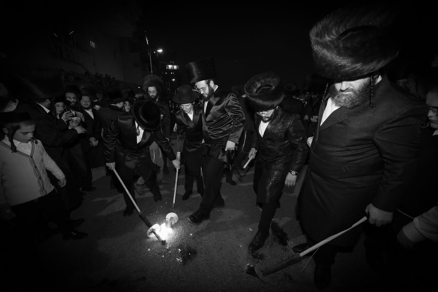 הכנסת ס"ת לקהל חסידים בחיפה