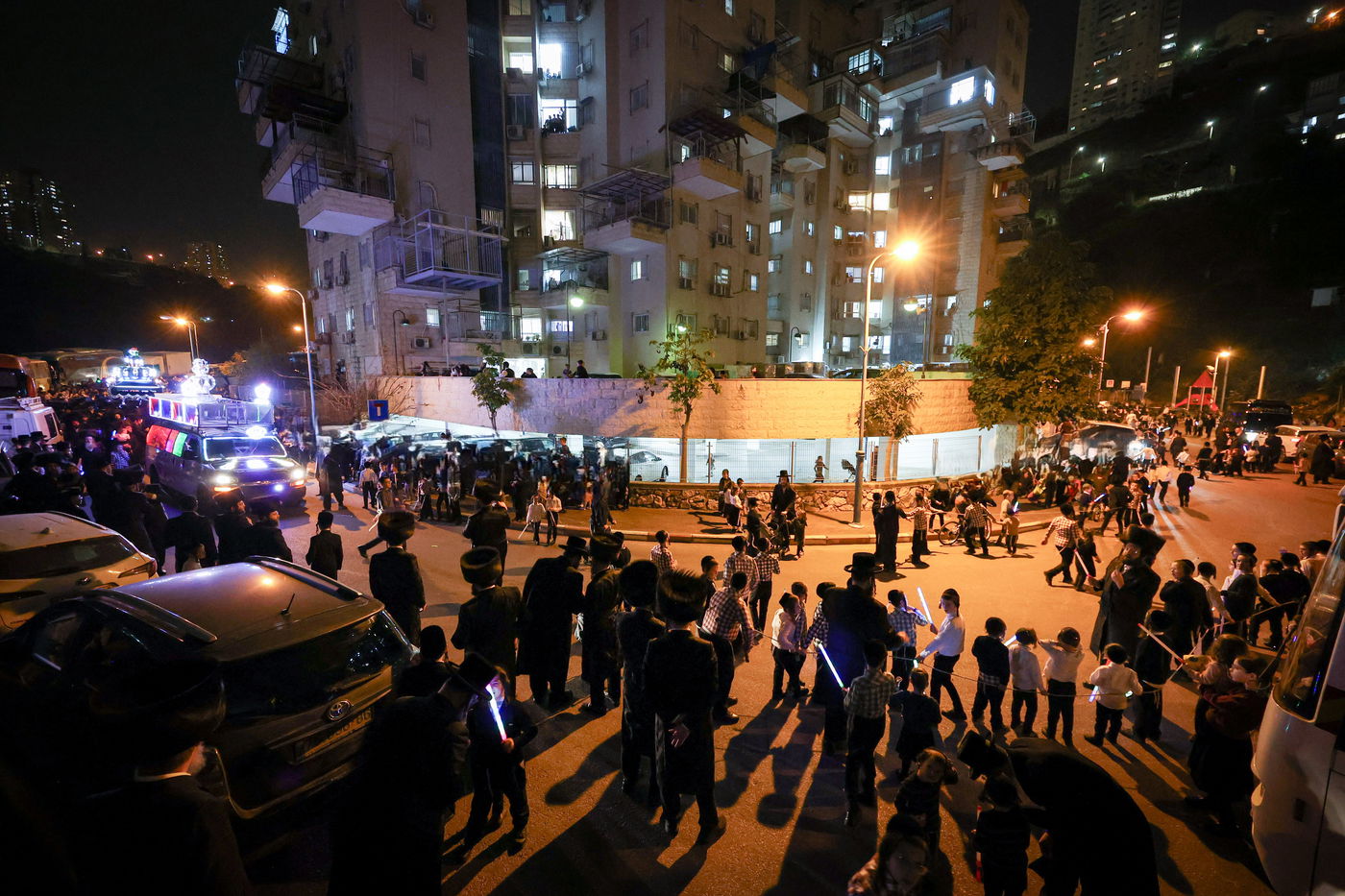 הכנסת ס"ת לקהל חסידים בחיפה