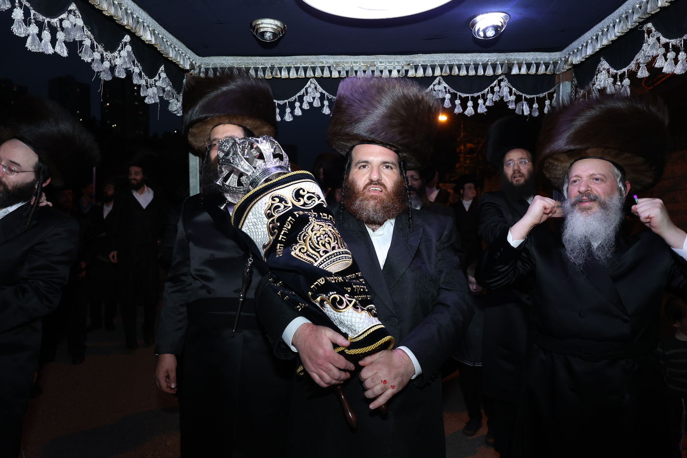 הכנסת ס"ת לקהל חסידים בחיפה