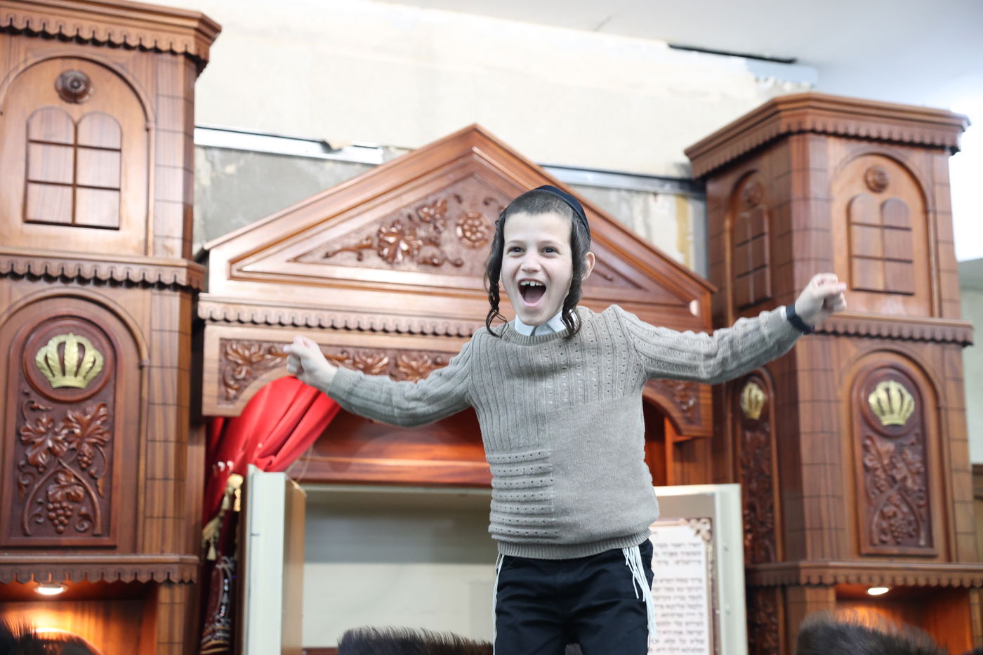 הכנסת ס"ת לקהל חסידים בחיפה