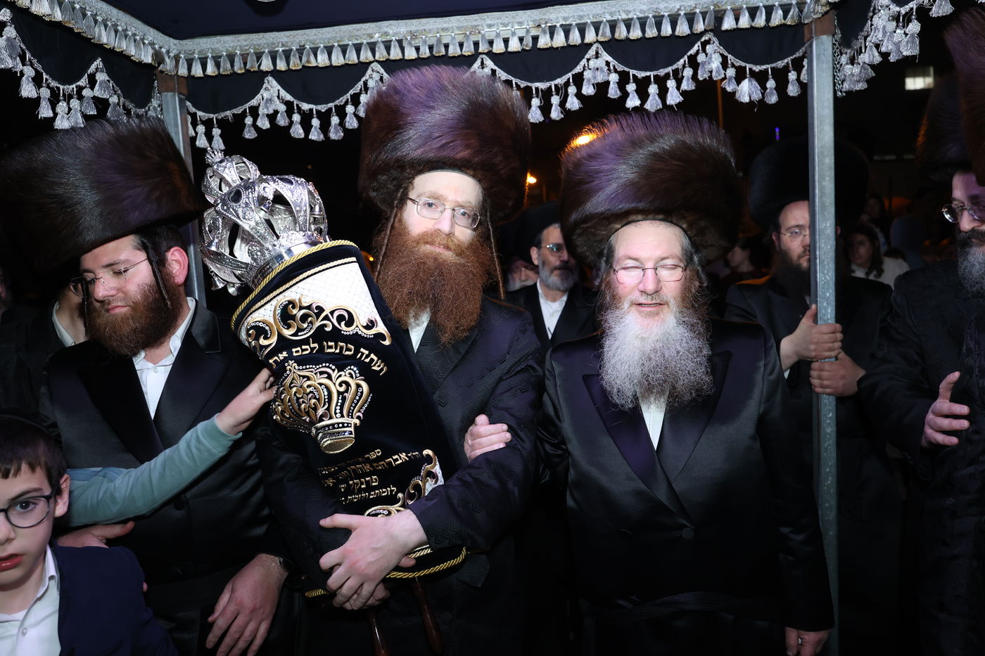 הכנסת ס"ת לקהל חסידים בחיפה