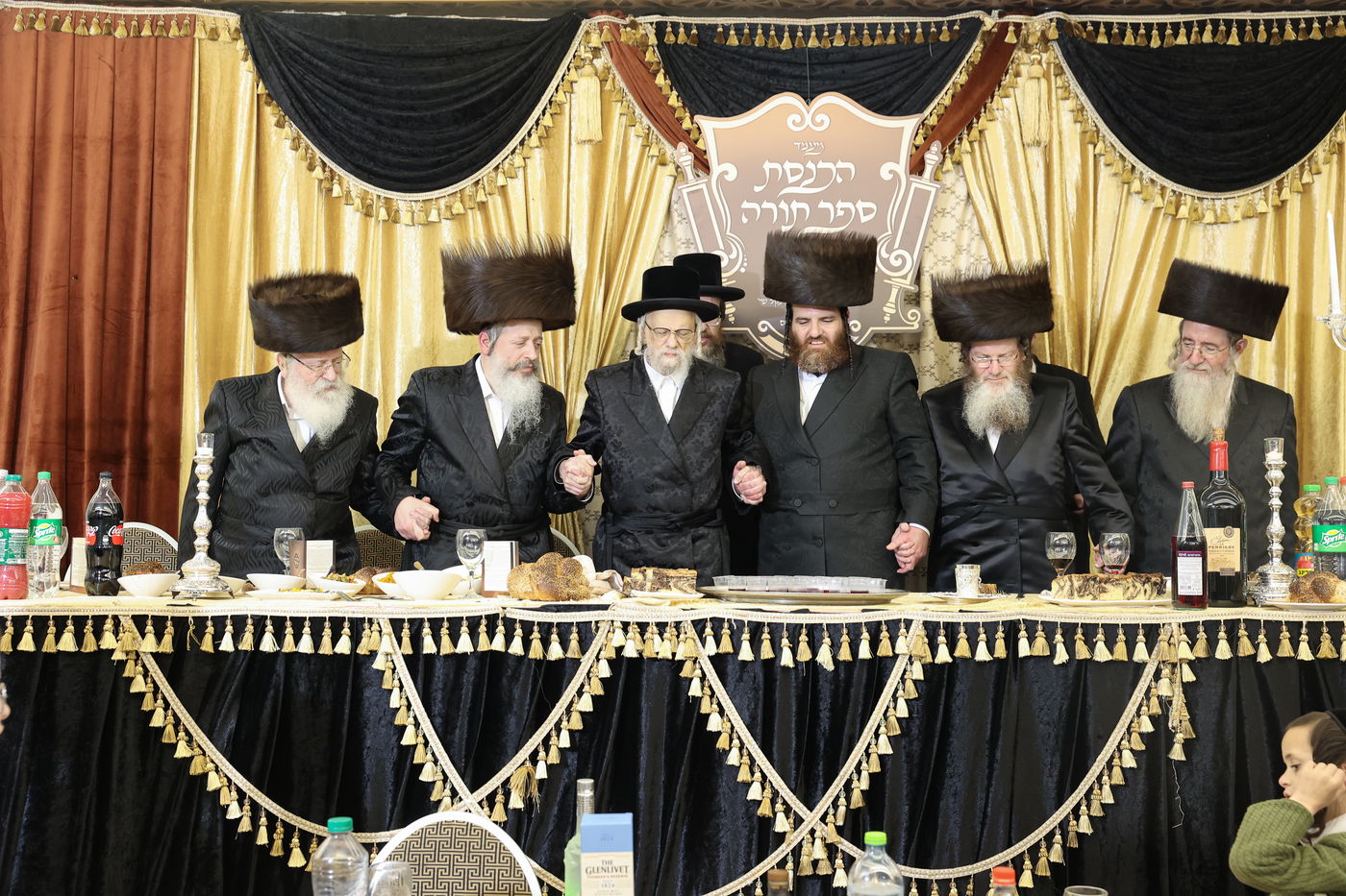 הכנסת ס"ת לקהל חסידים בחיפה