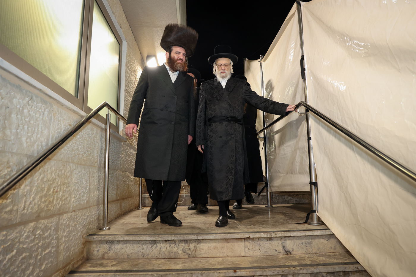 הכנסת ס"ת לקהל חסידים בחיפה