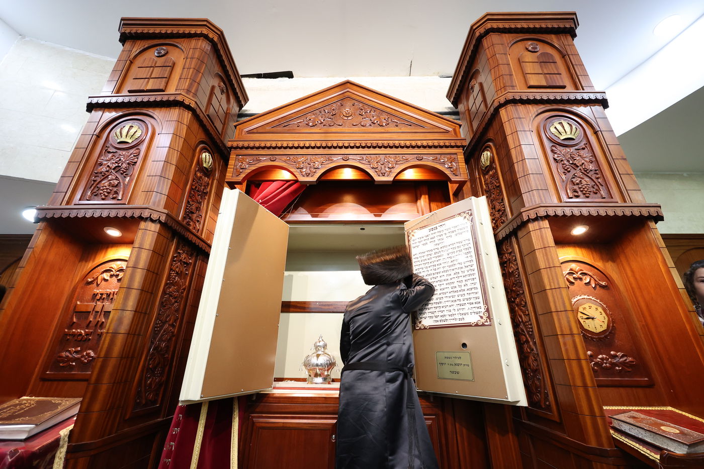 הכנסת ס"ת לקהל חסידים בחיפה