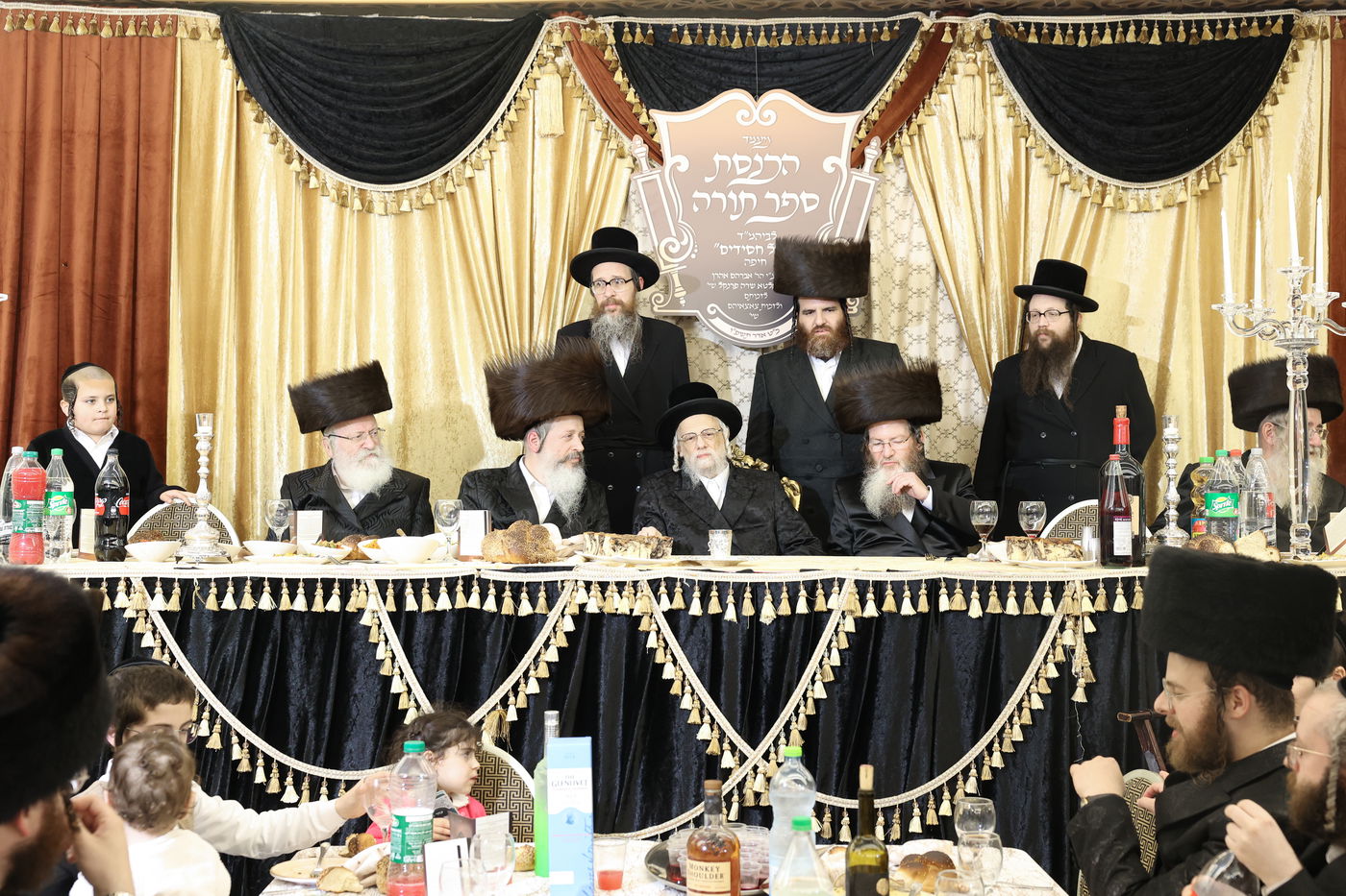 הכנסת ס"ת לקהל חסידים בחיפה