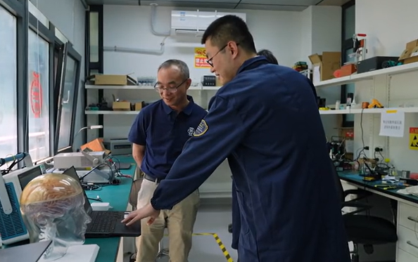 לואו מינמין, אחד מחוקרי המכון, במהלך הצגת הפיתוחים