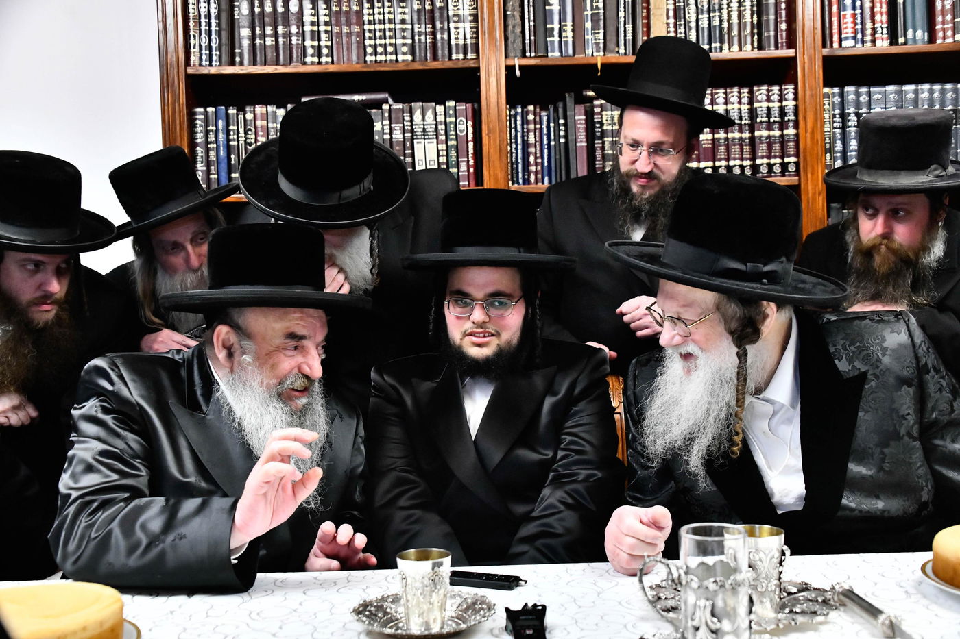 מסיבת הלחיים בבית האדמו"ר ממודז'יץ