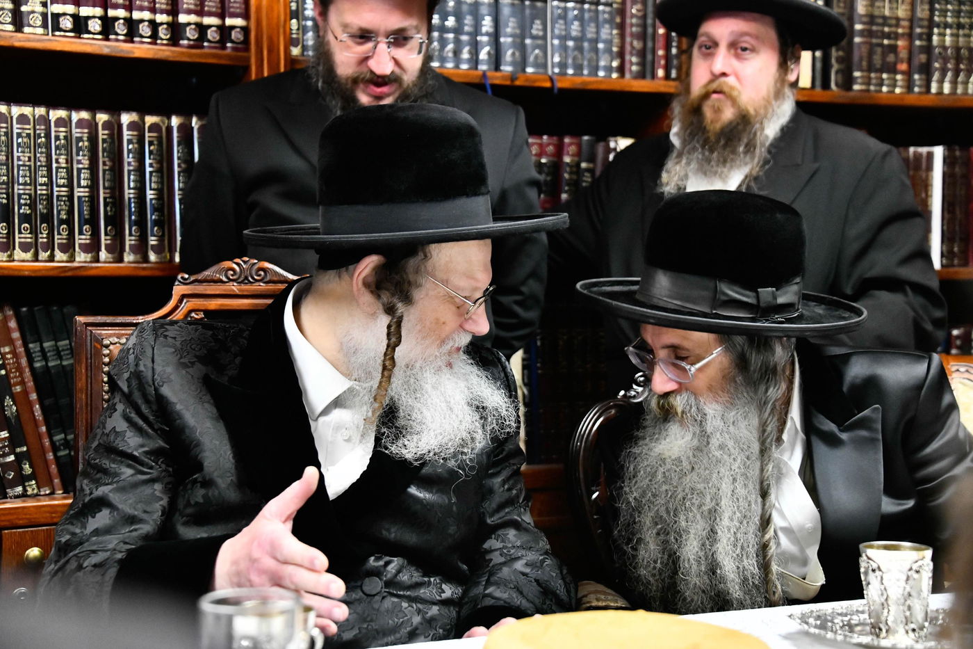 מסיבת הלחיים בבית האדמו"ר ממודז'יץ