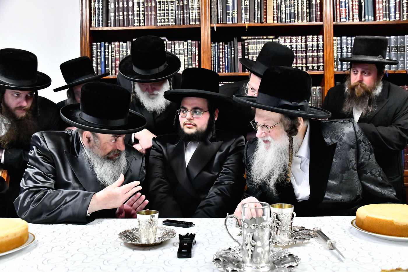 מסיבת הלחיים בבית האדמו"ר ממודז'יץ