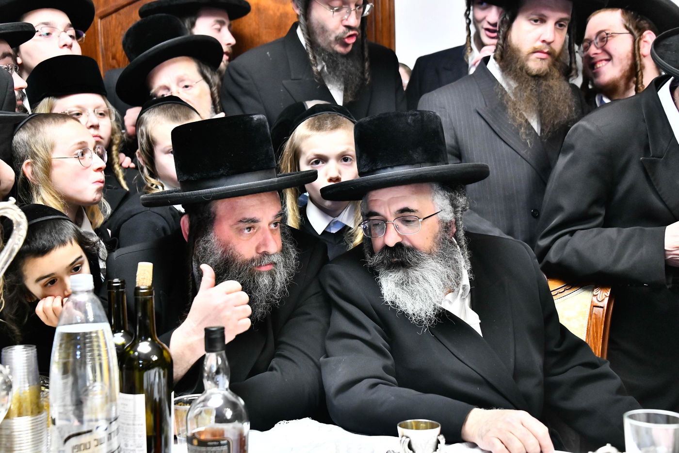 מסיבת הלחיים בבית האדמו"ר ממודז'יץ