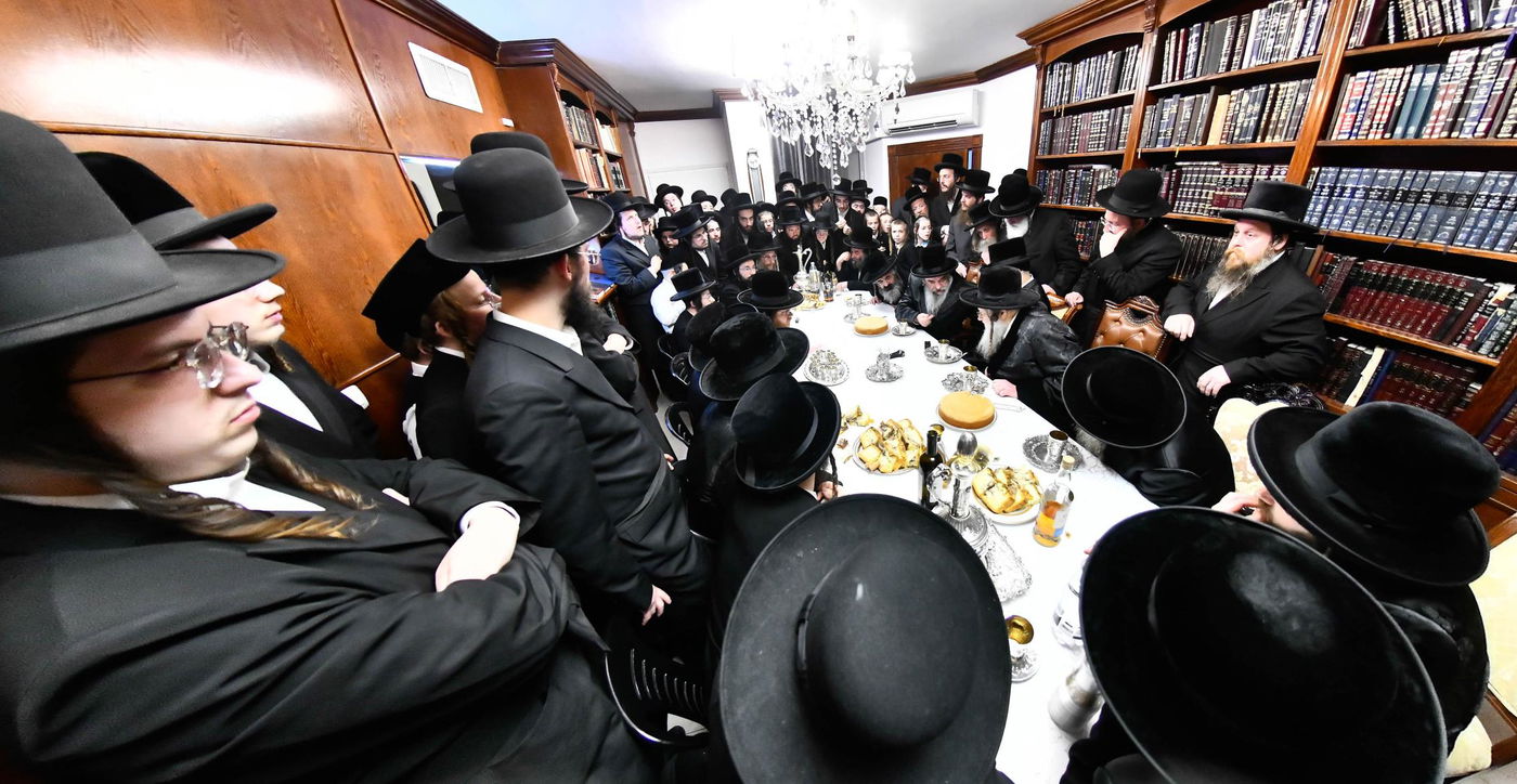 מסיבת הלחיים בבית האדמו"ר ממודז'יץ