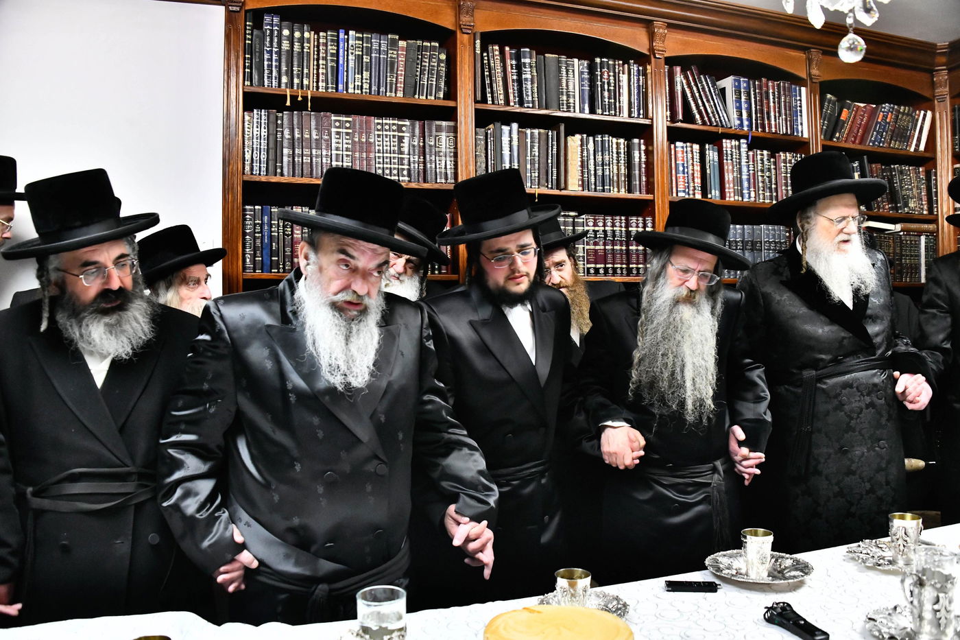 מסיבת הלחיים בבית האדמו"ר ממודז'יץ