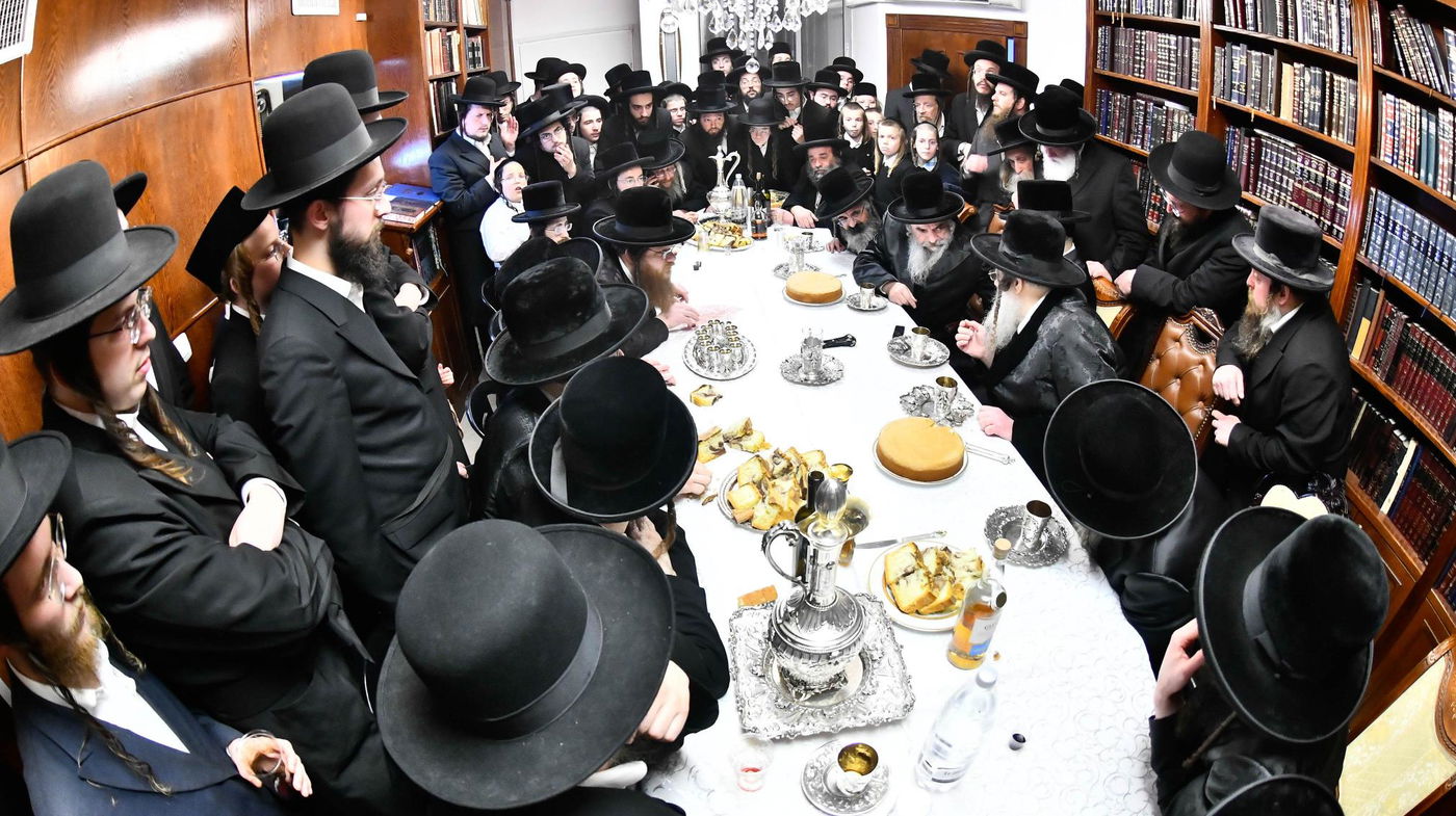 מסיבת הלחיים בבית האדמו"ר ממודז'יץ