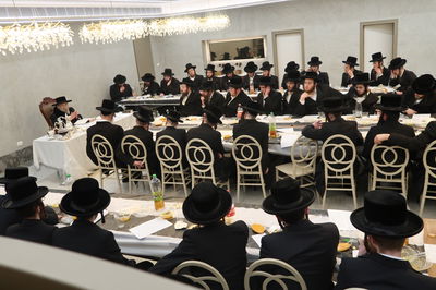 סעודת ראש חודש בפינסק קרלין