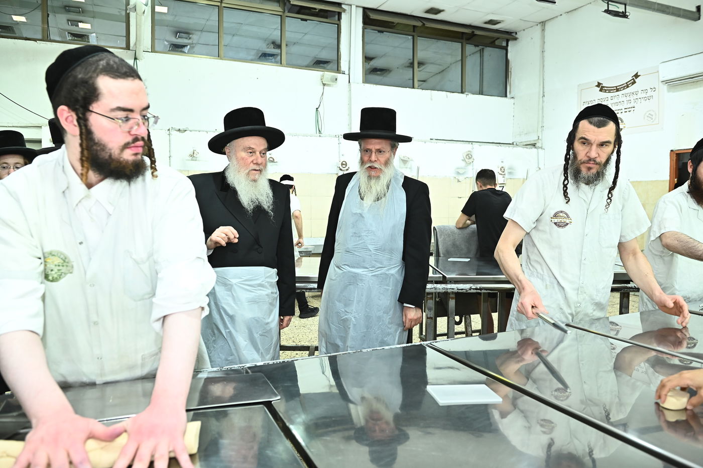 האדמו"ר מוואסלוי באפיית מצות