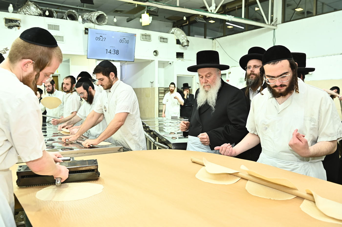 האדמו"ר מוואסלוי באפיית מצות