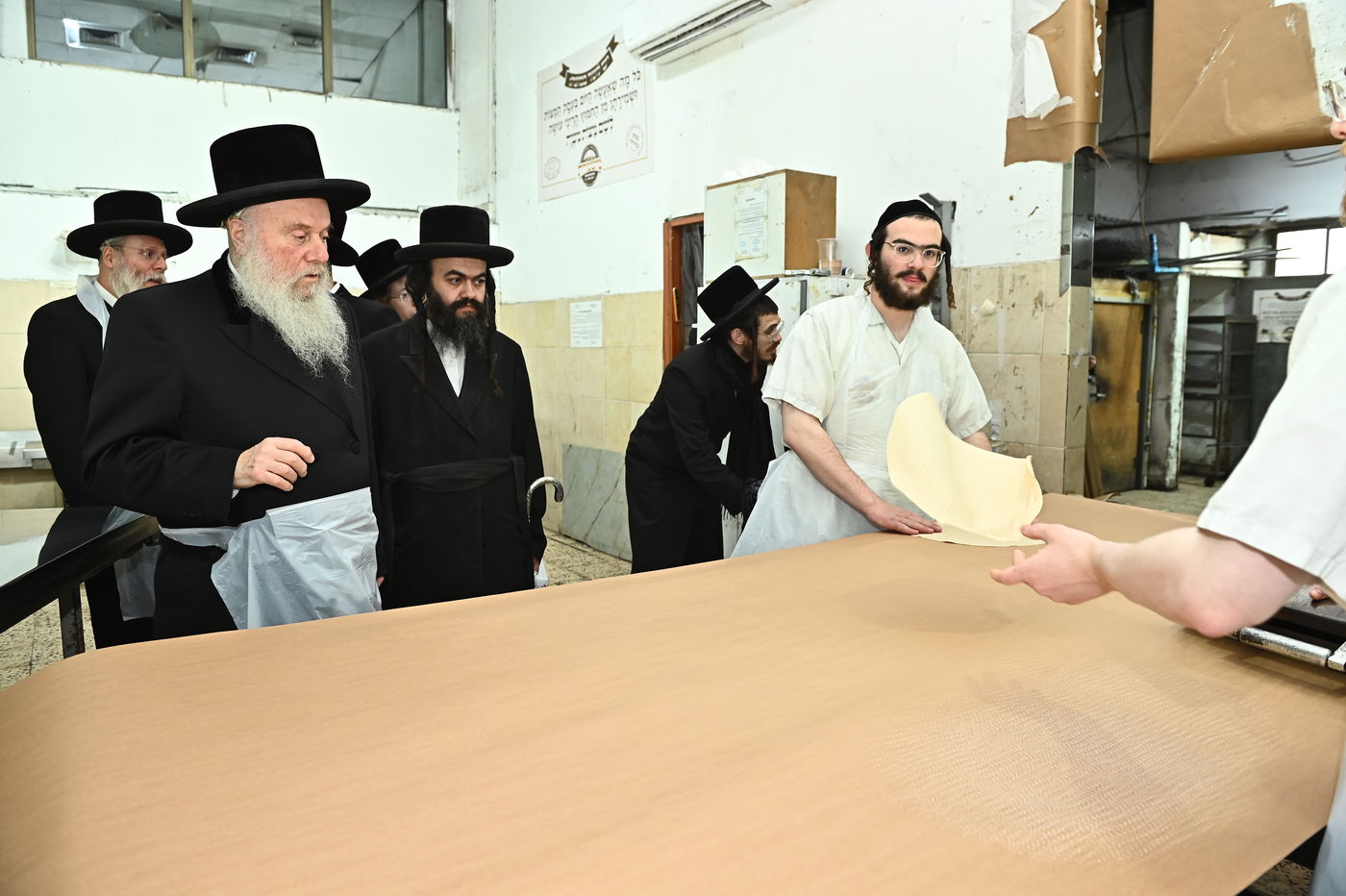 האדמו"ר מוואסלוי באפיית מצות