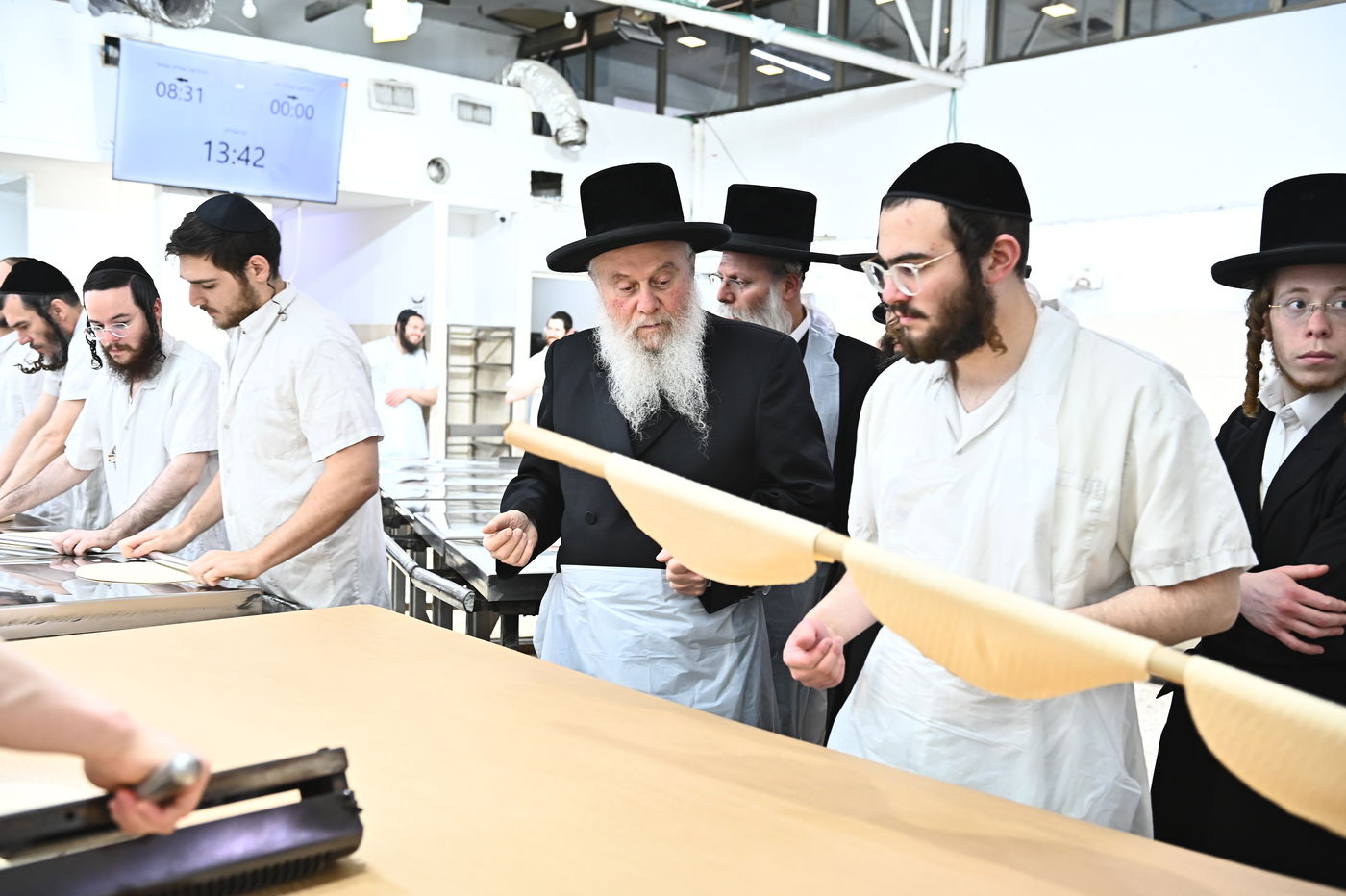 האדמו"ר מוואסלוי באפיית מצות